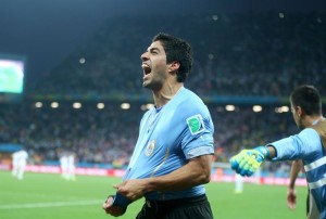 Luis Suarez de Uruguay celebra tras anotar el 2-1 en el grupo de la Copa Mundial de la FIFA 2014 D preliminar ronda entre Uruguay e Inglaterra en los Corintios Arena en Sao Paulo, Brasil, 19 de junio de 2014.
