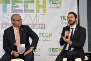 El secretario del Departamento de Desarrollo Econ&oacute;mico y Comercio, Alberto Bac&oacute; (i) y el jefe de Inform&aacute;tica del Gobierno de Puerto Rico, Giancarlo Gonz&aacute;lez, hablan sobre el desarrollo de Tech Summit 2014, en San Juan , Puerto Rico.