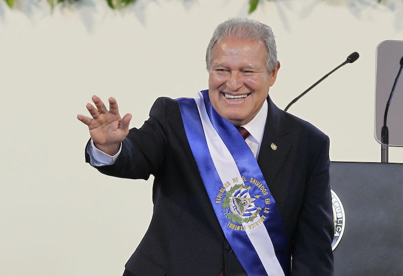 El nuevo presidente salvadoreño, Salvador Sánchez Cerén, saluda tras su discurso de investidura.