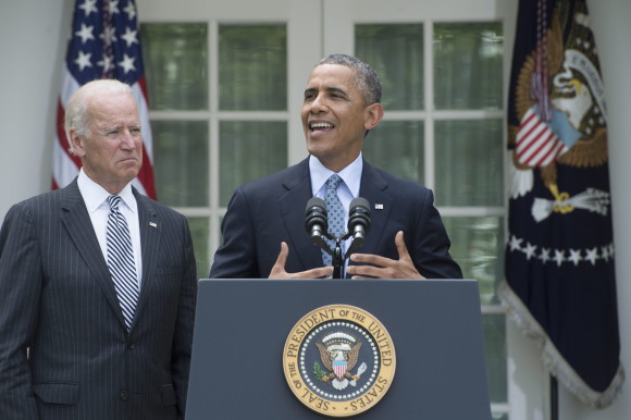 El presidente, Barack Obama (i), ofrece unas declaraciones junto a su vicepresidente, Joe Biden (i), en la Casa Blanca en Washington DC. Obama, donde anunci&oacute; que tomar&aacute; medidas ejecutivas relacionadas con el sistema de inmigraci&oacute;n porque el pa&iacute;s "no puede esperar por siempre" a que los republicanos del Congreso se decidan a votar la reforma migratoria.  
