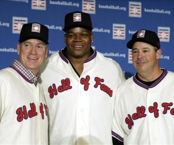 Los exjugadores de b&eacute;isbol Tom Glavine (i), Frank Thomas (c) y Greg Maddox (d). 