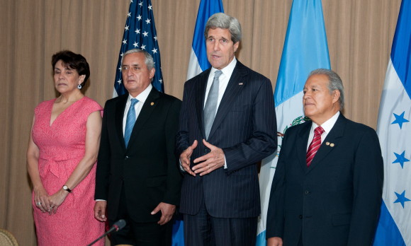 El secretario de Estado de EE.UU., John Kerry (c), habla junto a los presidentes de El Salvador, Salvador S&aacute;nchez Cer&eacute;n (d); de Guatemala, Otto P&eacute;rez Molina (i), y la canciller de Honduras, Mireya Ag&uuml;ero (i), reiteraron su disposici&oacute;n de trabajar "en conjunto" para afrontar el problema la migraci&oacute;n de menores centroamericano no acompa&ntilde;ados. 