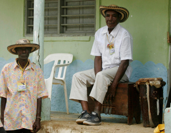 Imagen de dos miembros de la comunidad negra de Palenque de San Basilio, cercana al puerto colombiano de Cartagena de Indias. (Foto Ricardo Maldonado)