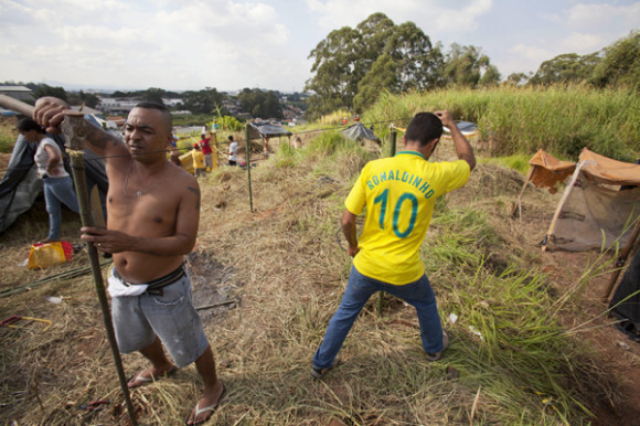 Para el historiador Yao, los afrodescendientes ocupan los puestos m&aacute;s bajos de la escala laboral y mayoritariamente realizan tareas informales y de baja calificaci&oacute;n o con una remuneraci&oacute;n menor. (Foto Sebasti&ntilde;o Moreira)