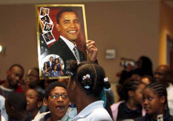 Un ni&ntilde;o mostrando un retrato de Barak Obama, en el Centro Cultural y Biblioteca de Estudios Afroamericanos de Fort Lauderdale, Florida. Para el historiador Jean Ars&eacute;ne Yao el ascenso de Barack Obama es el fruto de siglos de lucha de millones de americanos de origen africano.  (Foto Gary I Rothstein)