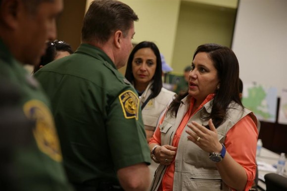 La primera dama de Honduras, Ana Garc&iacute;a de Hern&aacute;ndez (d), habla con un agente de la Patrulla Fronteriza de Estados Unidos
