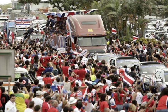 Los jugadores de la selecci&oacute;n nacional de Costa Rica son recibidos por aficionados costarricenses en San Jos&eacute;. 