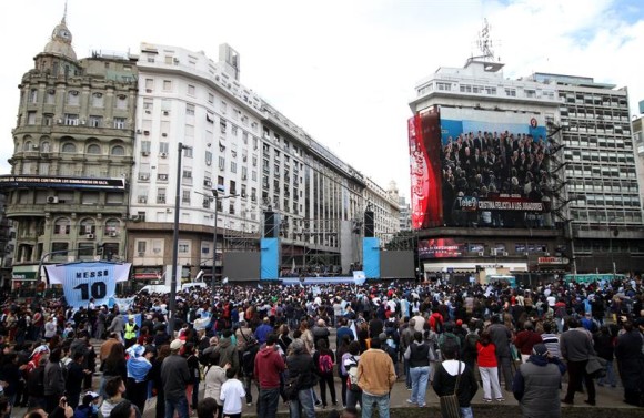 Tras su amarga derrota en la final del Mundial contra Alemania, la selecci&oacute;n argentina regres&oacute; al pa&iacute;s, donde fue recibida con elogios por la presidenta Cristina Fern&aacute;ndez y por miles de aficionados que se acercaron al aeropuerto de Ezeiza, a las afueras de Buenos Aires.