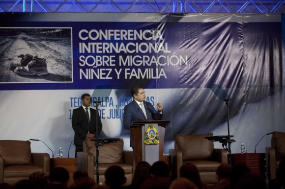 El presidente de Honduras, Juan Orlando Hernández en la inauguración de la Conferencia Internacional auspiciada por su Gobierno para tratar sobre los niños inmigrantes centroamericanos que viajan solos a Estados Unidos en busca de sus padres, en Tegucigalpa, Honduras. Foto Gustavo Amador