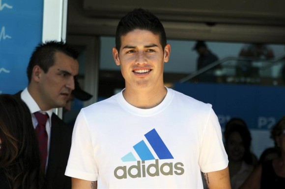 El centrocampista colombiano James Rodríguez, al término del reconocimiento médico al que ha sido sometido en el Hospital Sanitas La Moraleja hoy en Madrid.