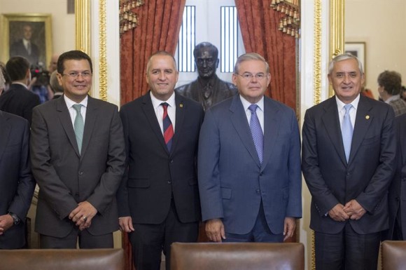 El director del Comit&eacute; de Relaciones Exteriores del Senado estadounidense, Robert Men&eacute;ndez (2d), se reun&eacute;n con el canciller salvadore&ntilde;o, Hugo Mart&iacute;nez (i), el vicepresidente de Honduras, Ricardo &Aacute;lvarez (2i), y el mandatario guatemalteco, Otto P&eacute;rez Molina (d), en el Capitolio en Washington DC.