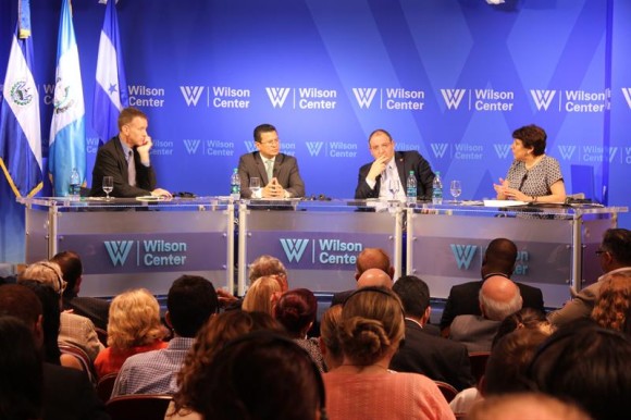 De izquierda a derecha, el periodista de NPR y moderador Steve Inskeep, y los ministros de Asuntos Exteriores de El Salvador, Hugo Martínez; de Guatemala, Luis Fernando Carrera Castro y de Honduras, Mireya Agüero de Corrales.