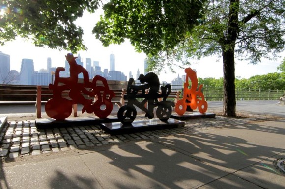 Un maestro tan veterano como Gilberto Aceves Navarro llama al movimiento, a la libertad y la ecolog&iacute;a con su instalaci&oacute;n de 122 bicicletas diseminadas por la ciudad de Nueva York, que representan la lecci&oacute;n que ha aprendido a lo largo de 83 a&ntilde;os de vida: "Entend&iacute; que no ten&iacute;a por qu&eacute; estar sujeto a nada". 