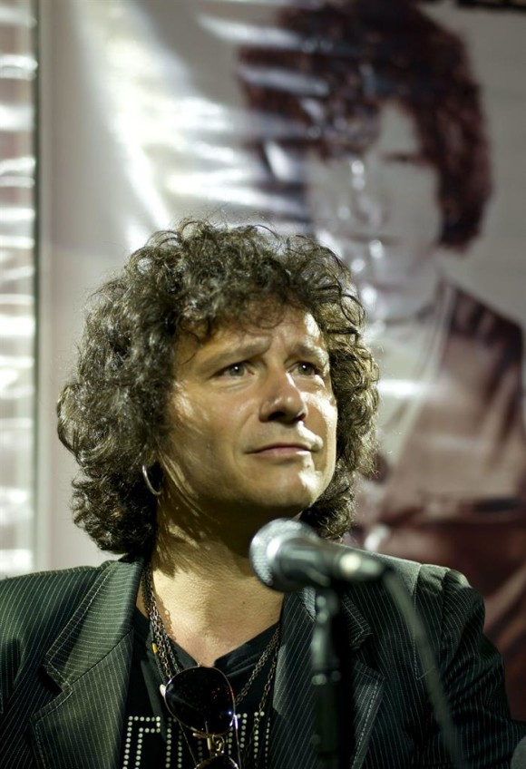 Bunbury asegur&oacute; hoy que siente que ha llegado el momento de retomar las canciones de H&eacute;roes del Silencio para demostrar que su etapa de solita y la anterior como l&iacute;der de la conocida banda de rock no son "absolutamente distintas e irreconciliables".