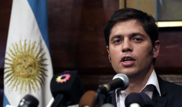 El ministro de Economía argentino, Axel Kicillof, habla ante la prensa en la sede del Consulado de Argentina, tras una reunión de mediación.