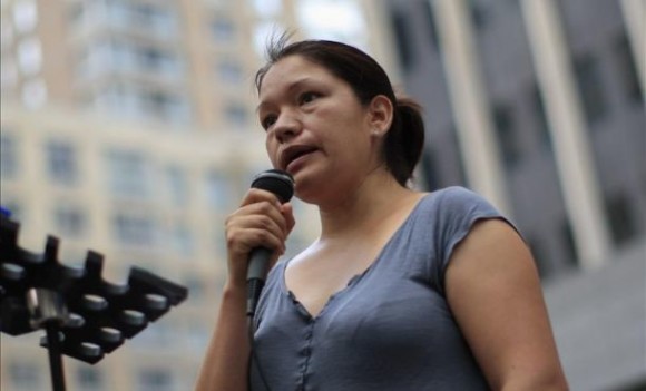La inmigrante y activista mexicana Elvira Arellano habla durante su participaci&oacute;n en el m&iacute;tin "Nueva York abre su coraz&oacute;n a las comunidades Imigrantes" frente al edificio Federal de Inmigraci&oacute;n en Manhattan, Nueva York. EFE
