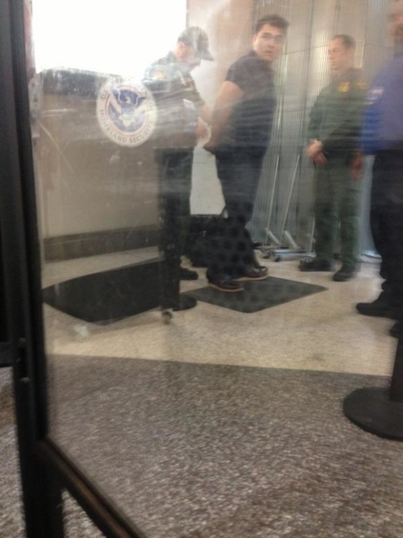 Fotograf&iacute;as compartidas en internet (bit.ly/1zFy9ac) por Ryan Grim, periodista del Huffington Post y quien lo acompa&ntilde;aba en el momento de la detenci&oacute;n, muestran a Vargas siendo esposado por la Patrulla Fronteriza cuando se dispon&iacute;a a abordar un avi&oacute;n con destino final a Los &Aacute;ngeles, California.