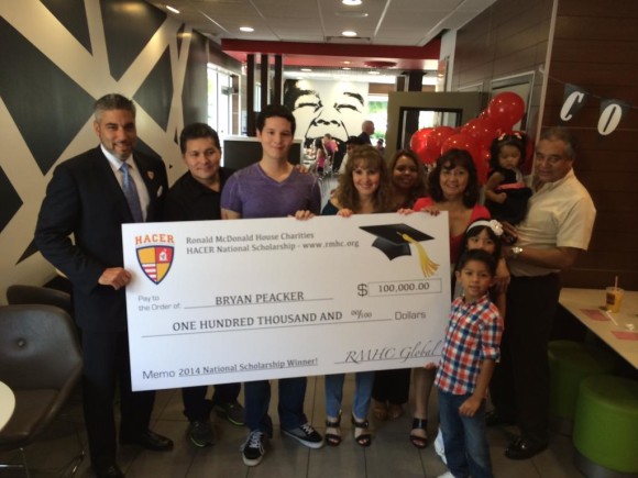 Bryan Peacker es un joven de origen peruano residente en el estado de Florida que ha recibido una beca de 100.000 d&oacute;lares para estudiar en la Universidad de Harvard con el sue&ntilde;o de convertirse en m&eacute;dico y alg&uacute;n d&iacute;a volver a su pa&iacute;s para atender a los m&aacute;s necesitados. Foto cortes&iacute;a @McD_CentralFL