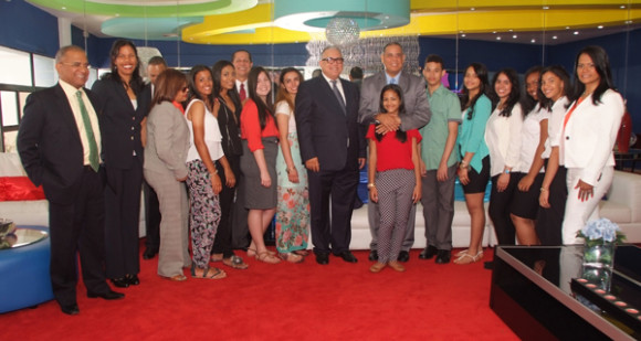 El licenciado Luis Lithgow y el empresario Juan Ram&oacute;n G&oacute;mez D&iacute;az, a su izquierda al centro, junto a los estudiantes durante la visita de &eacute;stos a la planta televisiva Telemicro.