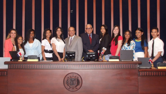 El presidente del Senado, Reinaldo Pared Perez y Luis Lithgow, con lentes, junto a los estudiantes en el hemiciclo del Senado. 