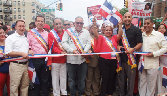 El linceciado Luis Lithgow procede al corte de cinta que dejó inaugurado desfile de El Bronx, junto al presidente del condado de El Bronx, Ruben Díaz, hijo; Felipe Febles y Rosa Ayala, directivos de la agrupación organizadora; el senador estatal Adriano Espaillat; Diloné Ovalle, gobernador de la provincia Espaillat; y el diputado Ito Bisonó.
