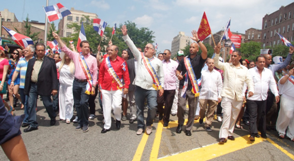 El embajador Luis Lithgow gesticula sus saludos a dominicanos mientras se desplazaba por la avenida Grand Concourse durante el desfile de El Bronx.