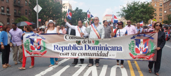 El licenciado Luis Lithgow, acompañado por el diputado Juan José Rosario, de San Francisco de Macoris, se desplaza por la avenida Grand Concourse durante el desfile dominicano de El Bronx.