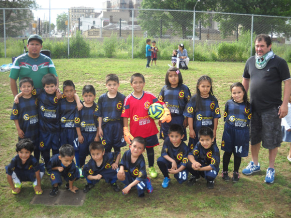 Los pequeñuelos del Club Deportivo Gavilanes en la categoría U-8, que estan compitiendo en la Liga Chapina de Fútbol en El Bronx. (Foto: Buki Chapin).