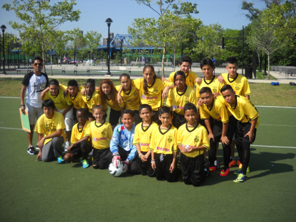 Los juveniles del Deportivo Jaguares que vienen desempenando una buena campa&ntilde;a en la Liga Chapina de F&uacute;tbol en El Bronx. Con ellos en el extremo izquierdo su Coach Agust&iacute;n.  (Foto: Buki Chapin)