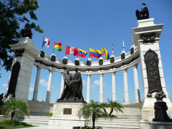 24 de Julio de 1783 IMPACTO LATIN NEWS Con ocasi&oacute;n de conmemorarse el Natalicio del Libertador Sim&oacute;n Bol&iacute;var, los organismos del Sistema Andino de Integraci&oacute;n, SAI, con sede en Ecuador, han organizado la Fiesta de Bolivar, un calendario de actividades acad&eacute;micas, culturales y art&iacute;sticas gratuitas y abiertas al p&uacute;blico en varias ciudades, con la participaci&oacute;n de acad&eacute;micos de varias nacionalidades, con el objetivo principal de promover la integraci&oacute;n andina y sudamericana. En el marco de las conmemoraciones, denominadas Fiesta de Bol&iacute;var, que iniciaron el 14 de julio, se han realizado varias actividades que incluyen actos acad&eacute;micos y culturales, presentaciones de libros, ceremonias de graduaci&oacute;n, etc., organizados por los diversos organismos del Sistema Andino de Integraci&oacute;n, entre ellos la Universidad Andina Sim&oacute;n Bolivar y el Parlamento Andino, que representa a 120 millones de latinoamericanos. LA FIESTA DE BOLIVAR Las actividades incluyen la 1a Jornada de Derecho Urbano, la Cumbre Social Campesina, la Conferencia de la Escuela Doctoral sobre Regionalismo Latinoamericano, Europeo y Comparado, el II Encuentro de Historia Militar, un Seminario de Salud Social con la participaci&oacute;n de la Organizaci&oacute;n Panamericana de Salud, otro de Tecnolog&iacute;a. Han participado varios centros acad&eacute;micos internacionales, entre ellos la Universidad de las Naciones Unidas, el Centro Andino de Estudios, la Escuela Polit&eacute;cnica del Ej&eacute;rcito, Universidad T&eacute;cnica del Norte, la Universidad de Toronto, la Universidad de Antioqu&iacute;a, la Universidad de Valencia, por mencionar algunos. UNIVERSIDAD ANDINA CUMPLE 22 A&Ntilde;OS Al conmemorarse 231 a&ntilde;os del natalicio del Libertador, la Universidad Andina Sim&oacute;n Bol&iacute;var, Sede Ecuador, le rinde un homenaje con una sesi&oacute;n solemne el jueves 24 de julio desde las 18:30, en el Paraninfo de la instituci&oacute;n. Esta fecha es relevante para la Universidad Andina porque tambi&eacute;n celebra su vig&eacute;simo segundo aniversario de fundaci&oacute;n, cuya visi&oacute;n est&aacute; apegada al pensamiento bolivariano que promueve la integraci&oacute;n de los pa&iacute;ses de la regi&oacute;n. Durante la ceremonia se presentar&aacute; el libro &ldquo;Convergencia CAN-Mercosur. La hora de las definiciones&rdquo;, de Alberto Adrianz&eacute;n M., parlamentario andino representante de Per&uacute;. Al igual que todos los a&ntilde;os, tambi&eacute;n homenajear&aacute;n a cada funcionario y docente de la universidad que cumpla diez y veinte a&ntilde;os de labores. Durante la Fiesta de Bolivar se han presentado varios libros, entre ellos: &ldquo;Desmemoria y olvido&rdquo; del acad&eacute;mico Roque Espinosa, &ldquo;Jam&aacute;s ha llovido reyes el cielo&rdquo; de Ivana Frasquet de la Universidad de Valencia. FIESTA ANDINA Luego de la sesi&oacute;n solemne se desarrollar&aacute; la Fiesta Andina desde las 6:00pm, con la presentaci&oacute;n de varios grupos de danza y m&uacute;sica de los pa&iacute;ses andinos (saya boliviana, cumbia colombiana, marinera peruana, sanjuanito ecuatoriano, entre otros) y la tradicional quema de castillo y juegos pirot&eacute;cnicos. CONCURSO DESARROLLO CONCIENCIA COMUNITARIA JUVENIL Paralelo a esta celebraci&oacute;n la Universidad participar&aacute; en la invitaci&oacute;n del Parlamento Andino el jueves 24 de julio en la entrega de ofrendas florales en el monumento al Libertador Sim&oacute;n Bol&iacute;var en el Parque La Alameda. Durante este acto se premiar&aacute; a los ganadores del Concurso de Desarrollo de Conciencia Comunitaria en Nuestros J&oacute;venes, que fue convocado por ambos organismos de integraci&oacute;n, cuyos ganadores pertenecen a diferentes planteles educativos. FOTO 1 La Rotonda, monumento a orillas del r&iacute;o Guayas, conmemora el hist&oacute;rico encuentro de los colosos de Am&eacute;rica mestiza, Sim&oacute;n Bolivar y Jos&eacute; de San Martin el 26 de julio de 1822, en el cual se trat&oacute; el destino del movimiento independentista sudamericano. ****************************************************************** RECUADRO CON FOTO DE AUTOR BOLIVAR REVISADO Es el t&iacute;tulo del art&iacute;culo de opini&oacute;n publicado el pasado 18 de julio en el diario El Comercio de Quito, por el Dr. Enrique Ayala, quien reflexiona sobre la manipulaci&oacute;n de Bolivar: &ldquo;El bolivarianismo ha llegado a ser parte de la ideolog&iacute;a de consumo de la sociedad. Hay ahora un Bol&iacute;var para cada uso y abuso, m&aacute;s all&aacute; de tradicionales f&oacute;rmulas de respeto. Es evidente que toda la vaciedad que puede darse al contenido bolivariano, todo el rastacuerismo que puede gastarse en una f&oacute;rmula de lo m&aacute;s mediocre, tambi&eacute;n se lo utiliza con el Libertador.  Bol&iacute;var ya no es solo un motivo de discusi&oacute;n ideol&oacute;gica, sino tambi&eacute;n un elemento de consumo que sirve igual para poner el nombre a las calles de las ciudades, para coronar reinas de belleza o para dar mayor realce a determinados actos sociales. Pero el bolivarianismo no es una tendencia as&eacute;ptica. Es una forma de entender la pol&iacute;tica y es una manera de asimilar la m&aacute;xima figura de la independencia para justificar proyectos muy concretos y espec&iacute;ficos.  Ahora mismo el Libertador es la punta de lanza de discursos del caudillismo redivivo. Hay, sin embargo, dos elementos que deber&iacute;an ser destacados en el pensamiento de Bol&iacute;var aqu&iacute; y ahora. El primero, Bol&iacute;var como ning&uacute;n otro hombre en el mundo, ni antes ni despu&eacute;s de &eacute;l, entendi&oacute; el problema de la identidad latinoamericana. Otro hecho b&aacute;sico y fundamental es que Bol&iacute;var no fue &ldquo;pionero del anti-imperialismo&rdquo;, un fen&oacute;meno posterior a sus d&iacute;as. Hay mucha gente que afirma que Bol&iacute;var fue pionero de actitudes radicales independentistas en Cuba, de la fundaci&oacute;n del socialismo en Am&eacute;rica Latina, o hasta quiz&aacute; por esta v&iacute;a podr&iacute;a decirse que Bol&iacute;var fue un pionero de los viajes espaciales. Pero creo que no hace falta esta re-canonizaci&oacute;n del Libertador para entender su verdadera dimensi&oacute;n. El Libertador no necesita &ldquo;ayuda&rdquo; para ser el mayor personaje de Am&eacute;rica&rdquo;. 