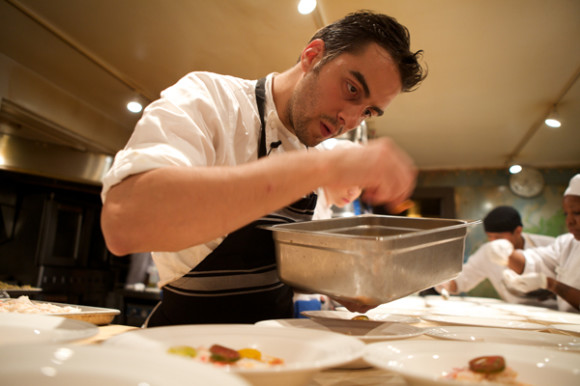 El Chef Berganza se mantiene concentrado en la creaci&oacute;n culinaria, en la experiencia memorable con la que va a sorprender a sus comensales y por ello trabaja meticulosamente en los detalles, en el uso de los mejores ingredientes, para presentar un men&uacute; vivo que se encuentra permanentemente transformaci&oacute;n para satisfacer a los exigentes paladares neoyorquinos.