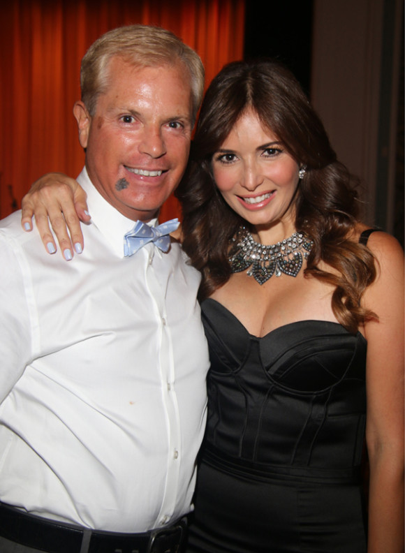 Angel Santini, coordinador de medios para 100 Hispanic Women, junto a Giselle Blondet. (Foto Vincent Villafañe)
