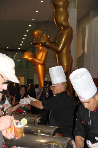 El Chef Gallardo atendi&oacute; a cientos de invitados a la entrega de los Premios SOFI durante el Fancy Food Show de Nueva York, en donde adem&aacute;s comand&oacute; la degustaci&oacute;n de productos en el pabell&oacute;n de Ecuador. Le acompa&ntilde;a el Chef Luis Narv&aacute;ez, prestigioso profesional, tambi&eacute;n catedr&aacute;tico universitario, quien le asiste en la capital del mundo.