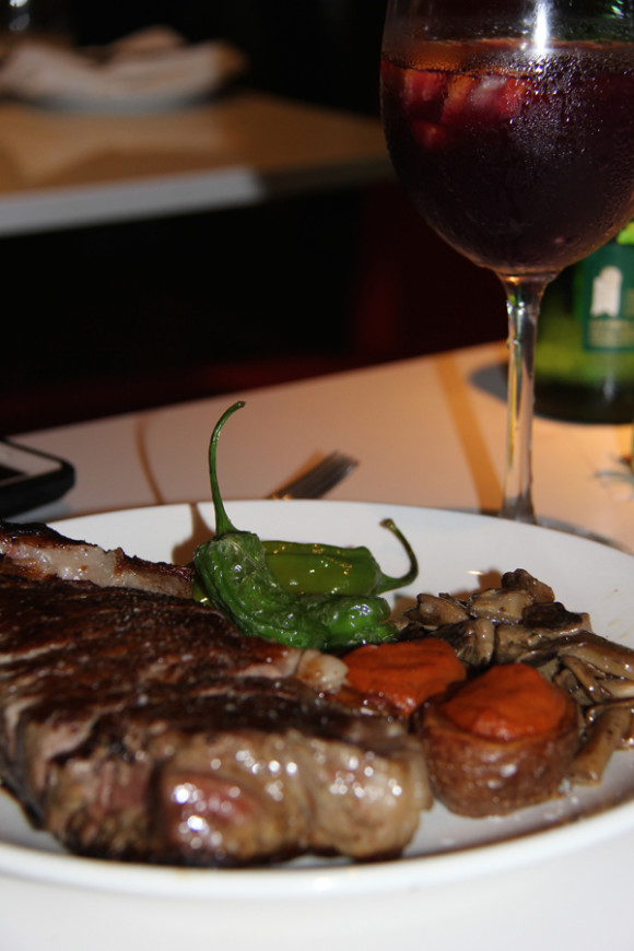 El Lomo de Ternera org&aacute;nico, acompa&ntilde;ado de papas rellenas de tomate picante, champi&ntilde;ones y ensalada de kale, no pueden estar mejor acompa&ntilde;ada por un buen vino rojo, de las bodegas familiares de Andanada, en donde solo se sirven aut&eacute;nticos vinos espa&ntilde;oles. &uacute;nicamente.