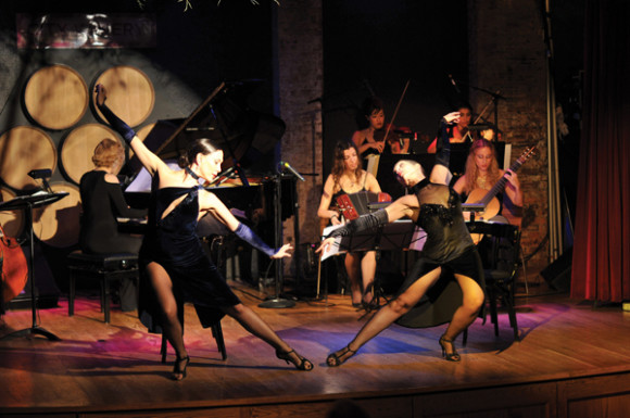 Glamour Tango, un evento multimedia de música y danza donde todas las artistas son mujeres, será presentado el 29 de julio en Queens Theater.