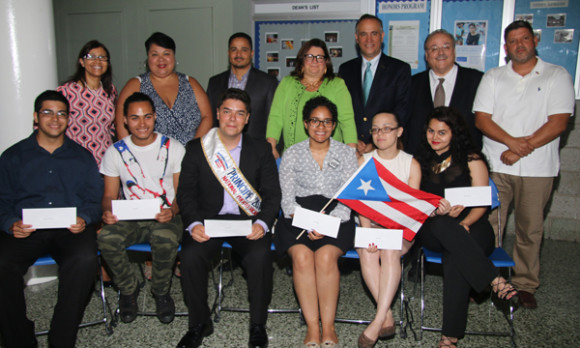 Algunos de los estudiantes que llegaron a la ceremonia fueron, de izquierda a derecha; Daniel Rodriguez, Jean Figueroa, Vincent Villafañe, Alyssa Villegas, Ariel Vazquez y Bianca Mari Ruiz. De pie (izq a Der) Rosa Gutierrez, Rossana Rosario, Ululy R. Martinez, Lorraine Cortes Vazquez, Felix Matos, Jay Hershenson y Vincent Torres.
