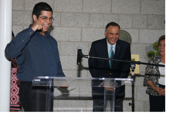 Daniel Rodriguez expresa alegría al recibir su cheque con el cual logrará la computadora de sus sueños.