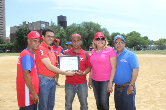 Desde la izquierda, Concepci&oacute;n Lantigua, presidente de la liga Antonio Concepci&oacute;n; Carlos Garc&iacute;a, diputado mocano y a la derecha Jos&eacute; Ortiz, de la Uni&oacute;n Deportiva Dominicana en Nueva York y Rosa Tatica, esposa del gobernador de la provincia Espaillat, licenciado Dilon&eacute; Ovalles, distinguen con una proclama a Juan Dom&iacute;nguez (centro), presidente de la Liga Caribe, a nombre de la liga y el ayuntamiento de Moca.