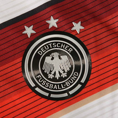 El águila de la camiseta de la selección de fútbol alemana podría dejar de ser una marca protegida tras la queja de una cadena de supermercados, un pleito del que dependen millones de euros.
