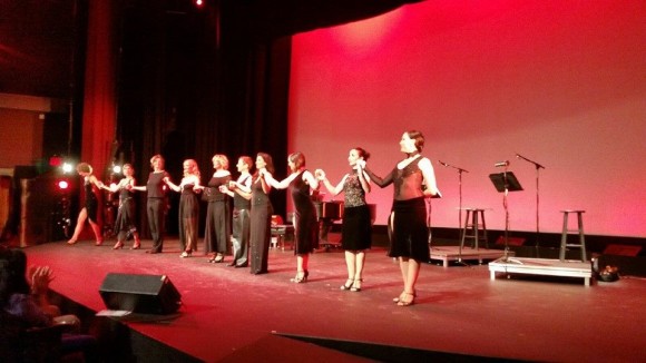 Un vistoso y sorpresivo show titulado “Glamour Tango” integrado totalmente por damas engalanó el escenario del Queens Theatre.