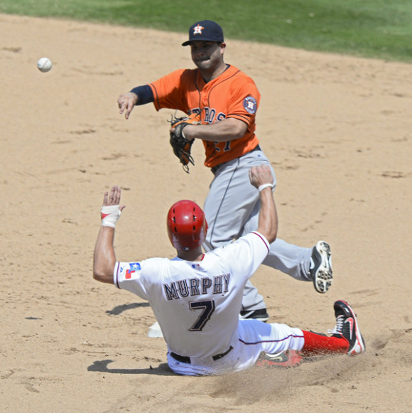 El venezolano Jos&eacute; Altuve (con camiseta naranja) en una acci&oacute;n en un partido de su equipo los Houston Astros. 