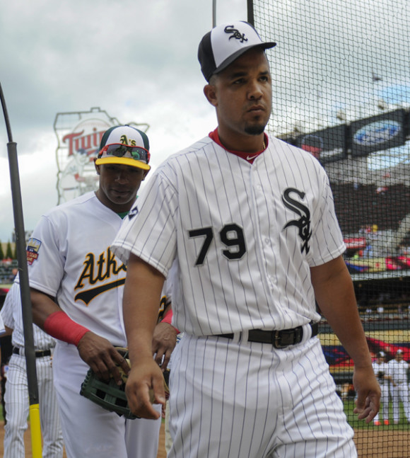 El jugador de la Liga Nacional,  Jose Abreu (d) camina adelante de Yoenis Cespedes (i), durante la pr&aacute;ctica de bateo previo al inicio del Juego de las Estrellas de la MLB en el Campo Target en Minneapolis, Minnesota.