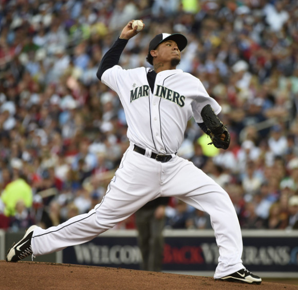 El jugador de la Liga Americana Felix Hern&aacute;ndez realiza un lanzamiento ante la Liga Nacional durante el Juego de las Estrellas de la MLB el pasado 15 de julio de 2014.