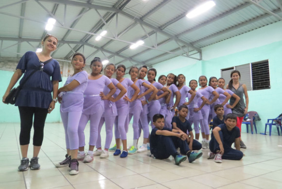 J&oacute;venes del Pol&iacute;gono Industrial Don Bosco, durante un taller de danza, en San Salvador.  