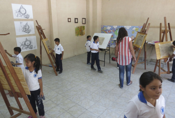 Ni&ntilde;os del Pol&iacute;gono Industrial Don Bosco, durante un taller de dibujo, en San Salvador. 