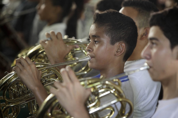 Primer plano de un joven de la Orquesta Sinf&oacute;nica Juvenil Don Bosco durante un ensayo, en San Salvador. 