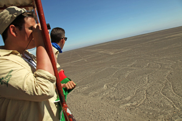 Un rutero contempla "Las manos", una de las famosas líneas de Nazca, desde el mirador situado junto a la Carretera Panamericana.