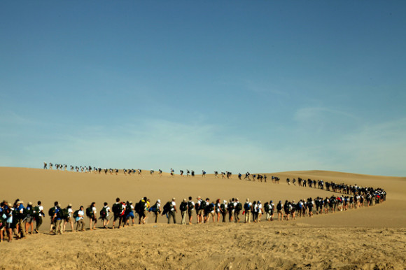 Los expedicionarios de la Ruta BBVA caminan por las dunas del desierto de Paracas. Bajo el lema "En busca de las fuentes del Río de las Amazonas. El misterio de la danza de los cóndores"; la vigésima novena edición de este programa académico-cultural ha recorrido tierras de Perú y de España.