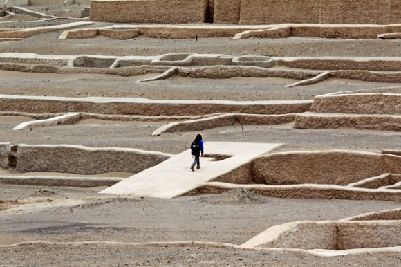 Una rutera asciende por la pirámide del centro ceremonial de Cahuachi, situado en Nazca.