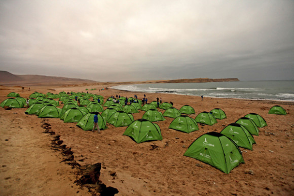 El campamento de la Ruta BBVA se establece en la reserva natural de Playa Yumaque durante sus jornadas en el desierto de Paracas (costa de Perú).